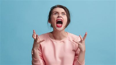 دراسة غريبة عن المرأة.. ارفعي صوتك يراك الرجال أصغر سنا