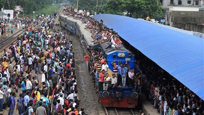 بنجلادش تحظر السفر على أسطح القطارات