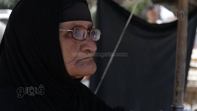 شاهدة على الهزيمة والنصر.. حكاية الست ربيعة مع 50 عاما من بيع الجرائد بالسيدة زينب | فيديو وصور