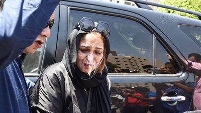 انهيار نهلة سلامة أثناء تشييع جثمان والدتها |فيديو وصور 