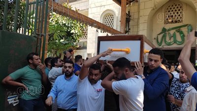 تشييع جثمان والدة نهلة سلامة وسط غياب للفنانين |فيديو وصور 