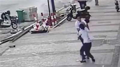 بطل خارق ينقذ رضيعة من موت محقق