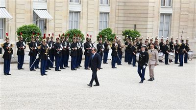 لحظة استقبال ماكرون للسيسي بقصر الإليزيه | صور
