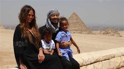 منطقة أهرامات الجيزة تستضيف المطرب الأمريكي المشهور جون ليچند وأسرته |صور