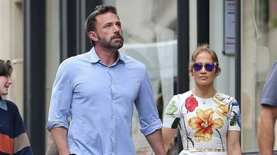  جينيفر لوبيز وبن افليك يتجولان في شوارع باريس بعد زواجهما