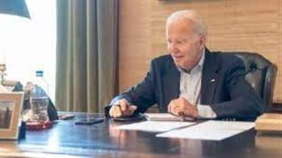 بايدن يتناول دواء على الهواء بعد نوبة سعال أثناء اجتماع في البيت الأبيض