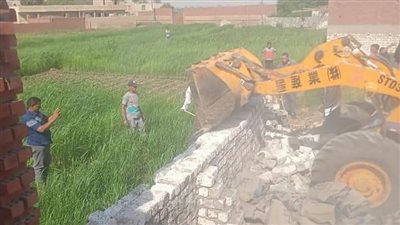 إزالة تعديات علي أرض زارعية في حملة بالعياط