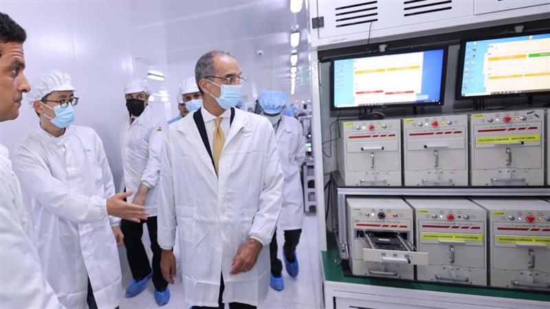 وزير الاتصالات خلال
