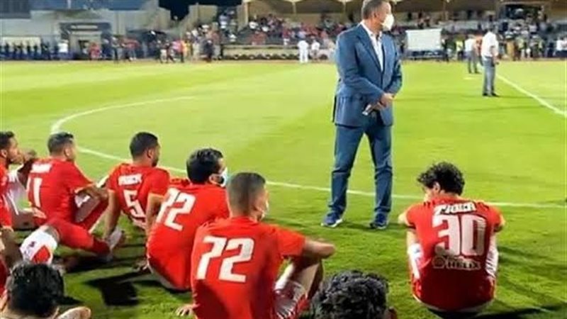 الخطيب مع لاعبى الأهلى