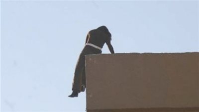 التحقيق في واقعة انتحار ربة منزل من أعلى سطح عقار بالصف