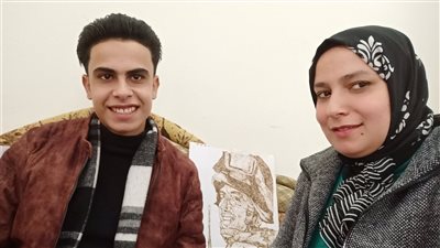 هرسم ملوك الفراعنة وبجهز لموسوعة جينيس.. حكاية إبراهيم أبو مبارك أول رسام بالنار | فيديو 