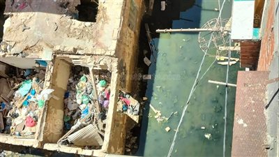 غرق منطقة المرور بالعجمي في مياه الصرف.. والأهالي يطالبون بحل الأزمة | صور 