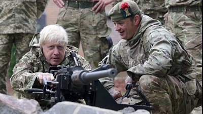 بقنبلة يدوية وقاذفة للدبابات.. بوريس جونسون يوجه رسالة لجنود أوكرانيا| فيديو وصور 