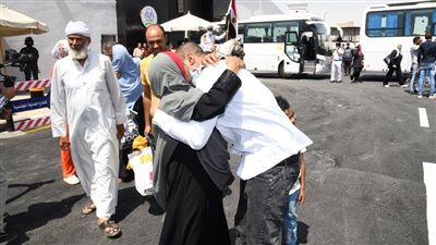بالأحضان ودموع الفرح.. أول صور للمفرج عنهم بالعفو الرئاسى بمناسبة ذكرى ثورة 23 يوليو