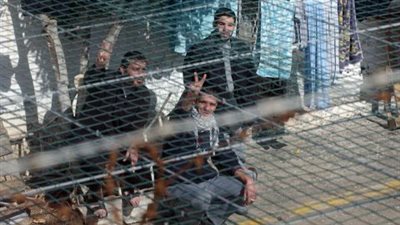 40 معتقلا فلسطينيا في سجون إسرائيل يبدأون إضرابا عن الطعام