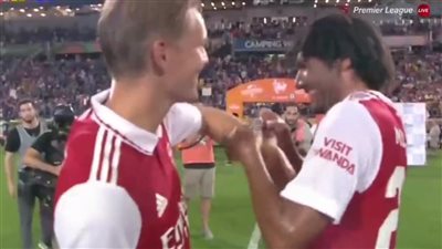 خلال مراسم تتويج أرسنال بكأس فلوريد الودية.. النني يمنح أوديجارد شارة الكابتن