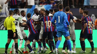 مشاجرة بين اللاعبين في مباراة ريال مدريد وبرشلونة الودية| فيديو