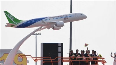 طائرة صينية تتحدى احتكار بوينج وإيرباص لعالم الطيران