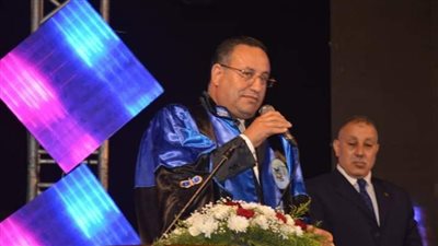 رئيس جامعة الإسكندرية يشهد حفل تخريج طلاب الماجستير المهني بكلية التجارة 