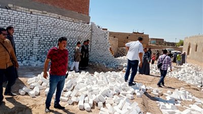 إزالة تعديات على الطرق العام بقرية بني سند بأسيوط 