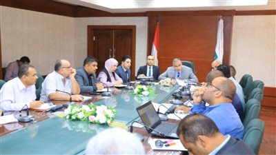 محافظ سوهاج يبحث الموقف التنفيذي لمشروع البنية التحتية للمناطق الصناعية