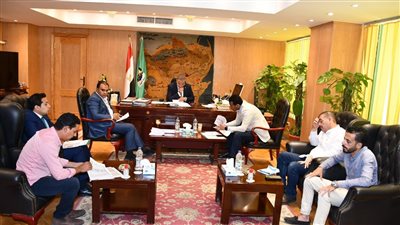 محافظ الفيوم يتابع خطة الرصف في المدن والقرى