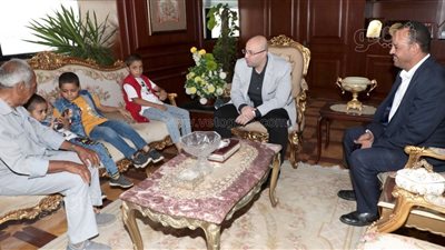 لمواساة أسرته.. محافظ بني سويف يلتقي أسرة رئيس قرية قمبش الراحل