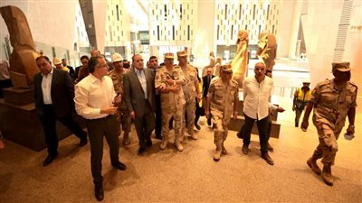 العناني ومستشار رئيس الجمهورية يتفقدان المتحف المصري الكبير
