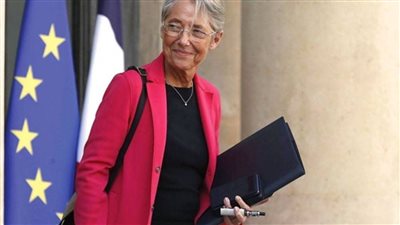 بسبب سيجارة إليكترونية.. دعوات لمعاقبة رئيس وزراء فرنسا| فيديو 