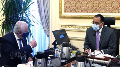 مدبولي يتابع مع طارق شوقي الخريطة الزمنية للعام الدراسي المقبل | صور 