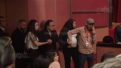 مستندا على ابنته.. مراد منير يصل حفل افتتاح المهرجان القومي للمسرح |فيديو