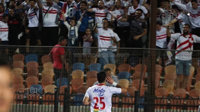 لاعبو الزمالك يحتفلون مع الجماهير بالفوز على سموحة