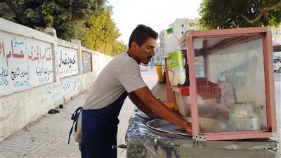 بعد إفلاس مصنع والده.. قصة كفاح إبراهيم مع عربة الفطائر بالبحيرة | فيديو وصور 