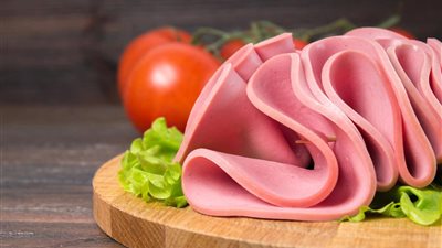 سندوتش السعادة.. طريقة عمل اللانشون المنزلي | فيديو 