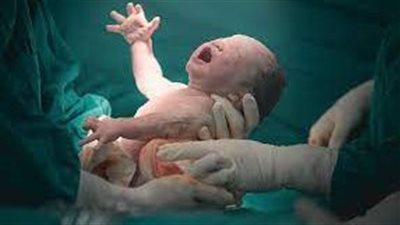 تفسير رؤية امرأة تلد في المنام وعلاقته بالفرج بعد الضيق 