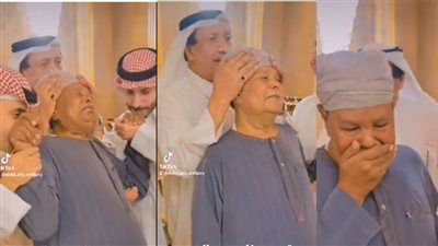 مشهد مؤثر.. عائلة سعودية تقيم حفل وداع لمصري تركهم بعد 40 عاما