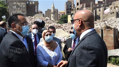 رئيس الوزراء يتفقد سير العمل بمشروع تطوير منطقة سور مجرى العيون | صور 