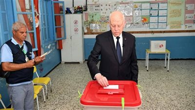 الرئيس التونسي وزوجته يشاركان في الاستفتاء على الدستور | صور