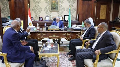 محافظ المنيا يبحث مع عدد من المستثمرين إقامة أنشطة صناعية متنوعة