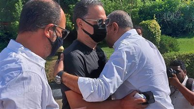 انهيار شريف عامر في عزاء والده.. وعمر أديب وسامح الصريطي أول المعزين 