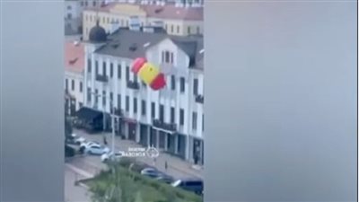 مظلي يفقد السيطرة ويهوي نحو الأرض في سقوط حر | فيديو