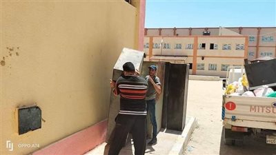 نقل العاملين في إدارة العريش التعليمية بعد تصدع المبنى | صور
