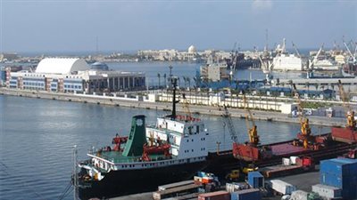 انتظام حركة الملاحة وتداول البضائع بميناء الإسكندرية 
