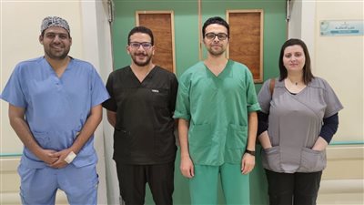 جراحة لإعادة توصيل الشرايين والأعصاب الدقيقة ليد مريضة وإنقاذها من البتر