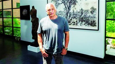 رجل أعمال مصاب بعمى الألوان يحول منزله إلى متحف فني