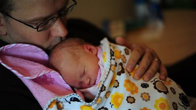 في خطوة غير مسبوقة عربيا.. البرلمان المغربي يقر عطلة للأبوة مدفوعة الأجر