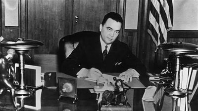 مؤسس الدولة العميقة.. قصة موظف ظل رؤساء أمريكا يخافونه لمدة نصف قرن؟