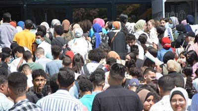 زحام طلاب الثانوية أمام كلية الإعلام بجامعة القاهرة لأداء امتحان القدرات|فيديو - صور
