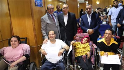 سعفان يسلم 100 عقد عمل لـ 