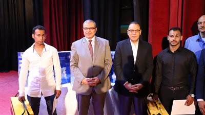 سعفان وغراب يسلمان ماكينات خياطة لأوائل خريجي التدريب المهني بالشرقية